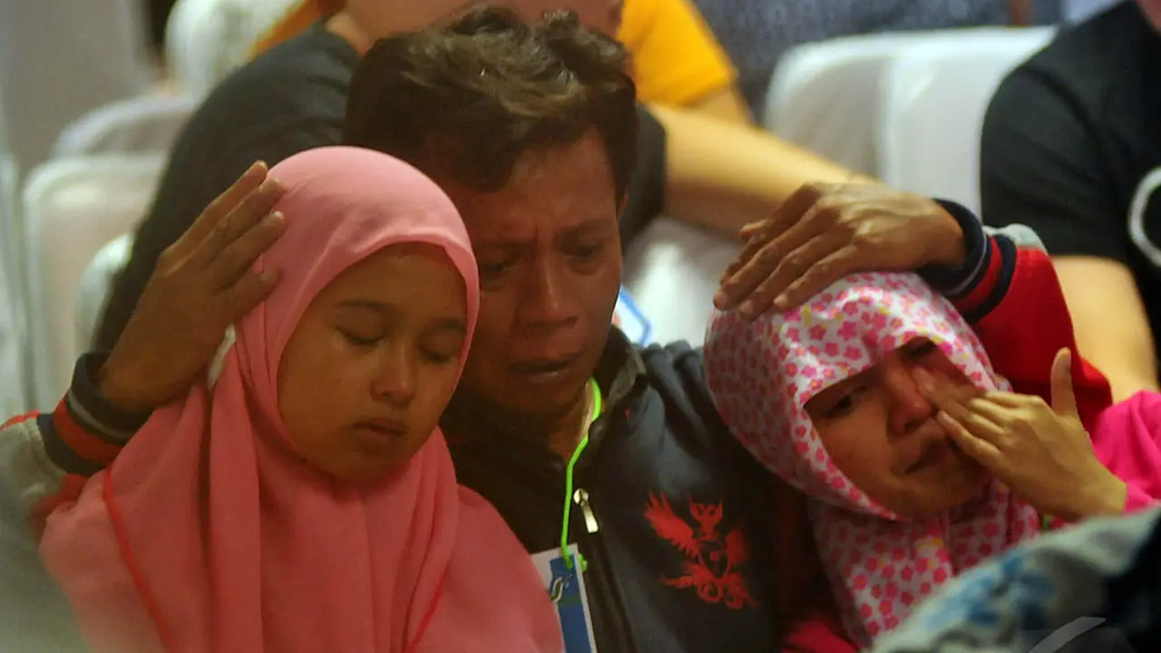 Haru Selimuti Posko Crisis Centre Keluarga Penumpang AirAsia
