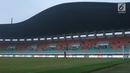 Suasana lapangan saat saat laga Bahrain melawan Korea Utara dihentikan sementara akibat lampu mati pada  PSSI Anniversary Cup 2018 di Stadion Pakansari, Kab Bogor, Kamis (3/5). Laga dimenangkan Bahrain 4-1. (Liputan6.com/Helmi Fithriansyah)
