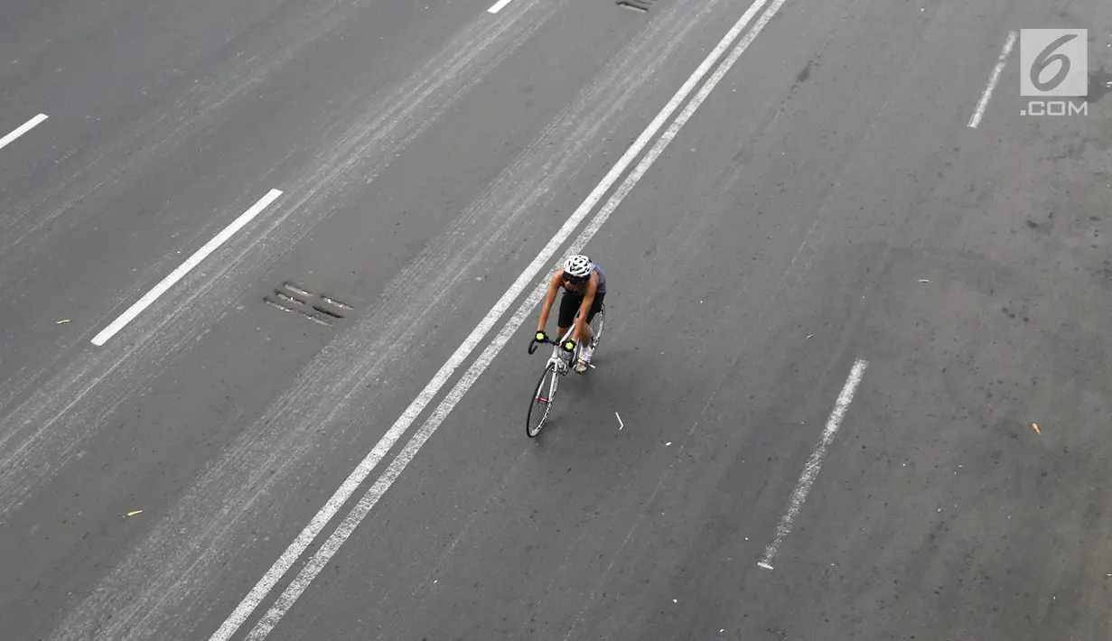 Pengendara sepeda melintasi Jalan MH Thamrin di Jakarta, Sabtu (24/2). Pemprov DKI Jakarta berencana fokus membenahi jalur sepeda di Jalan Sudirman-MH Thamrin. (Liputan6.com/Immanuel Antonius)