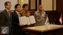 Direktur Utama Korea Airspace Industries Ha Sung Young (kiri) Menteri Pertahanan Ryamizard Ryacudu (kanan) berfoto bersama usai penandatanganan MoU strategic cooperation agreement, Jakarta, Jumat (4/12). (Liputan6.com/Faizal Fanani)