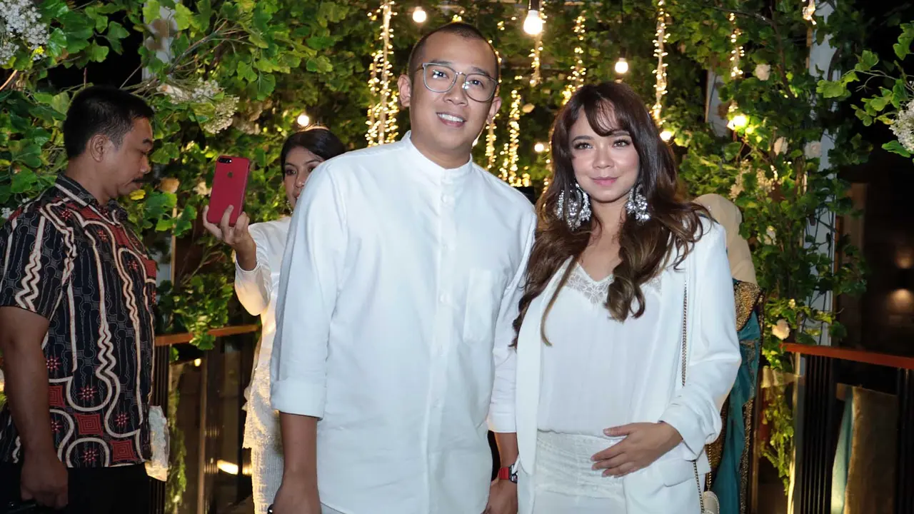 [Bintang] Nora Danish dan suami