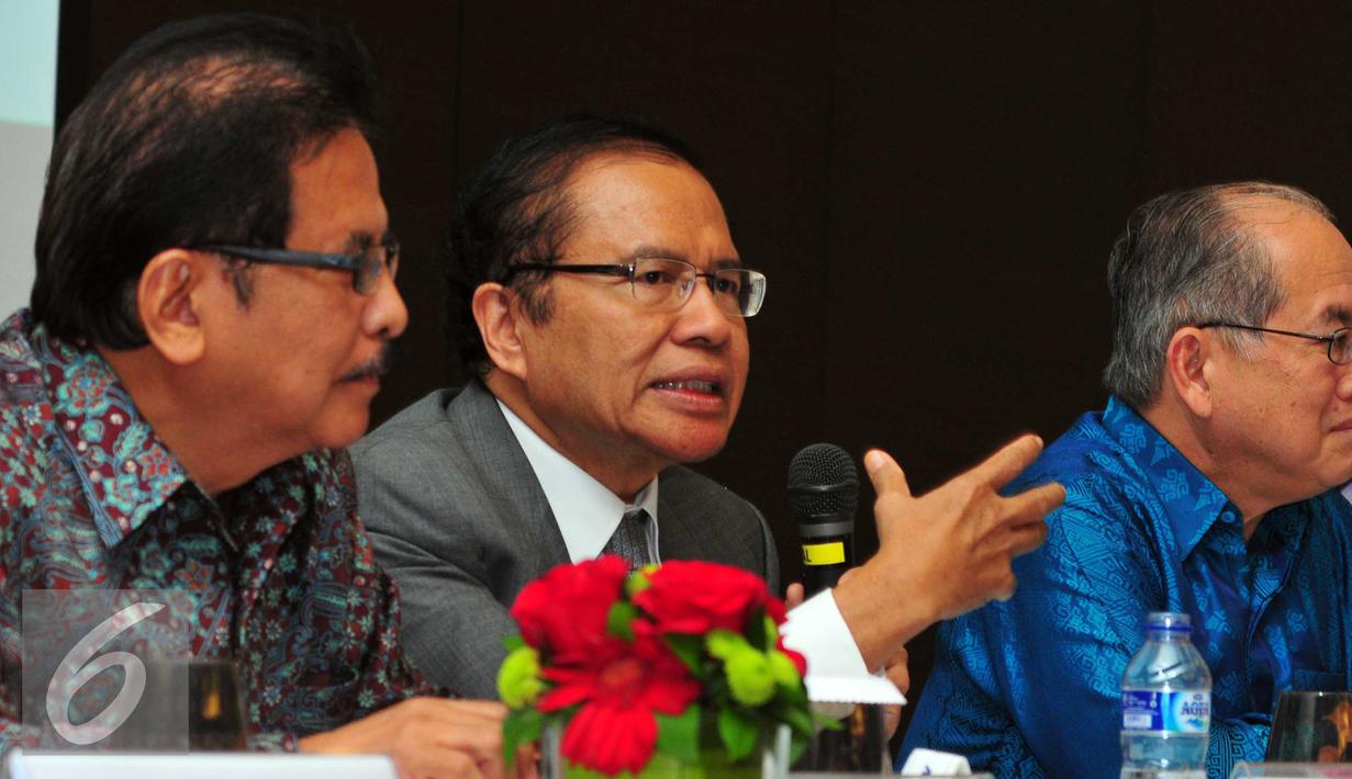 Menko Maritim, Rizal Ramli (tengah) memberikan keterangan saat konpres di Jakarta, Sabtu (3/10/2015). Pemerintah Indonesia bersama Pemerintah Malaysia sepakat membentuk organisasi kelapa sawit. (Liputan6.com/Helmi Afandi)