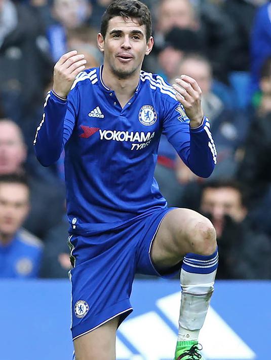 3. Oscar, sejak lama Juventus tertarik mendatangkan gelandang Brasil ini. Keterpurukan Chelsea membuka peluang mereka merombak tim karena The Blues akan ditangani pelatih baru, hal ini membuat pemain lama nasibnya tak menentu. (AFP/Justin Tallis)