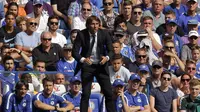 Gaya pelatih Chelsea, Antonio Conte memberikan instruksi saat timnya melawan Everton pada lanjutan Premier League di Stamford Bridge stadium, London, (27/8/2017). Chelsea menang 2-0. (AP/Alastair Grant)