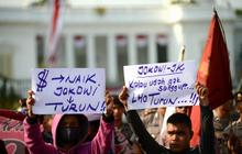 Puluhan demonstran dari Aliansi Tarik Mandat geruduk Istana Negara