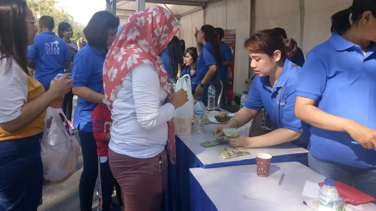 Bank Indonesia Perwakilan Nusa Tenggara Timur (NTT) menggelar sosialisasi Peduli dan Sadar (Padar) Rupiah di area Car Free Day (CFD) Kota Kupang. Liputan6.com/Ola Keda