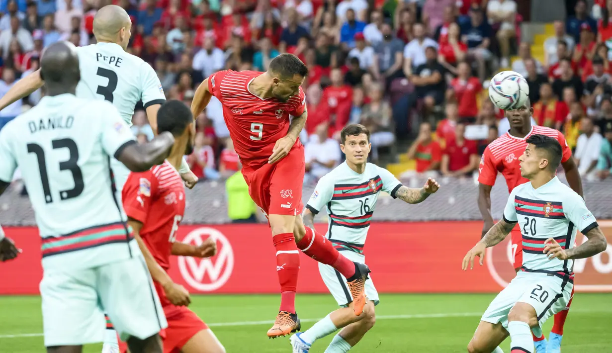 Pemain Swiss Haris Seferovic (tengah) mencetak gol ke gawang Portugal pada pertandingan sepak bola Grup A2 UEFA Nations League di Stadion Stade de Geneve, Jenewa, Swiss, 12 Juni 2022. Portugal kalah tipis 0-1 dari Swiss. (Jean-Christophe Bott/Keystone via AP)