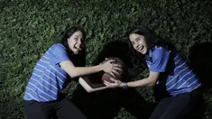 Pebasket Merpati Bali, Tania Rasidi dan Lamia Rasidi, berebut bola saat sesi pemotretan di kantor Bola.com, Jakarta, Jumat (16/3/2018). Duet kembar ini siap membawa Merpati Bali juara Srikandi Cup 2017/2018. (Bola.com/M Iqbal Ichsan)