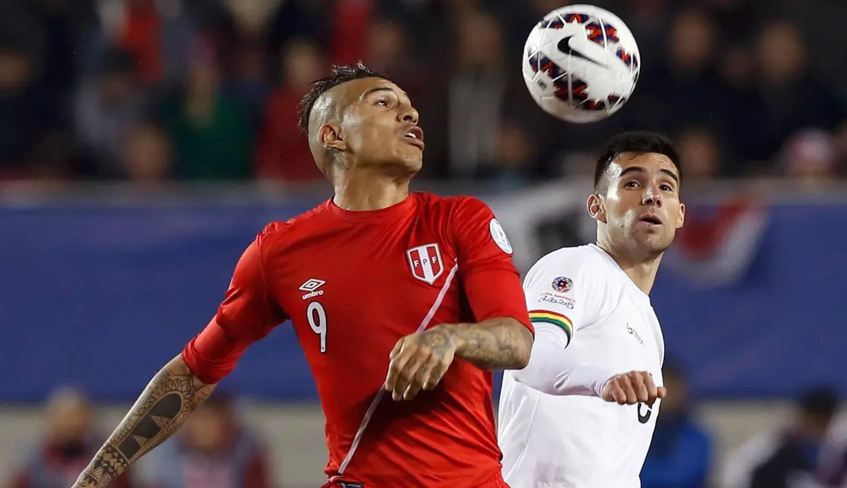 Penyerang Peru, Paolo Guerrero berebut bola udara dengan Gelandang Bolivia, Danny Bejarano saat Copa Amerika 2015 di Estadio Municipal Bicentenario, Chile, (25/6/2015). Peru melaju ke semifinal usai mengalahkan Bolivia 3-1. (REUTERS/Andres Stapff)