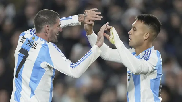 Pemain Timnas Argentina, Lautaro Martinez, merayakan bersama Rodrigo De Paul
