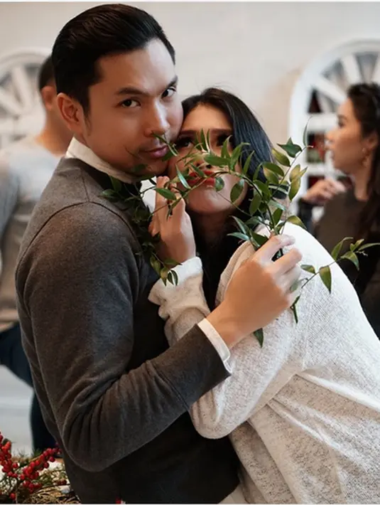 Anak pertama pasangan ini lahir pada 31 Desember 2017. Usai melahirkan, perempuan 34 tahun itu menceritakan proses kelahiran anak pertamanya yang lahir normal dan diberinama Raphael Moeis. (Instagram/sandradewi88)
