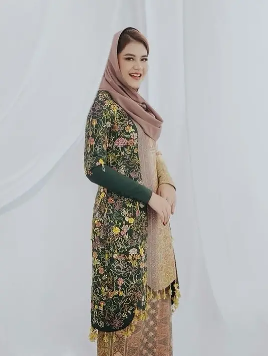 Melihat penampilan Kahiyang Ayu dengan kain Songket Bungo Cino bernuansa hijau keemasan yang mewah. [Foto: Instagram/melahyarofficial]