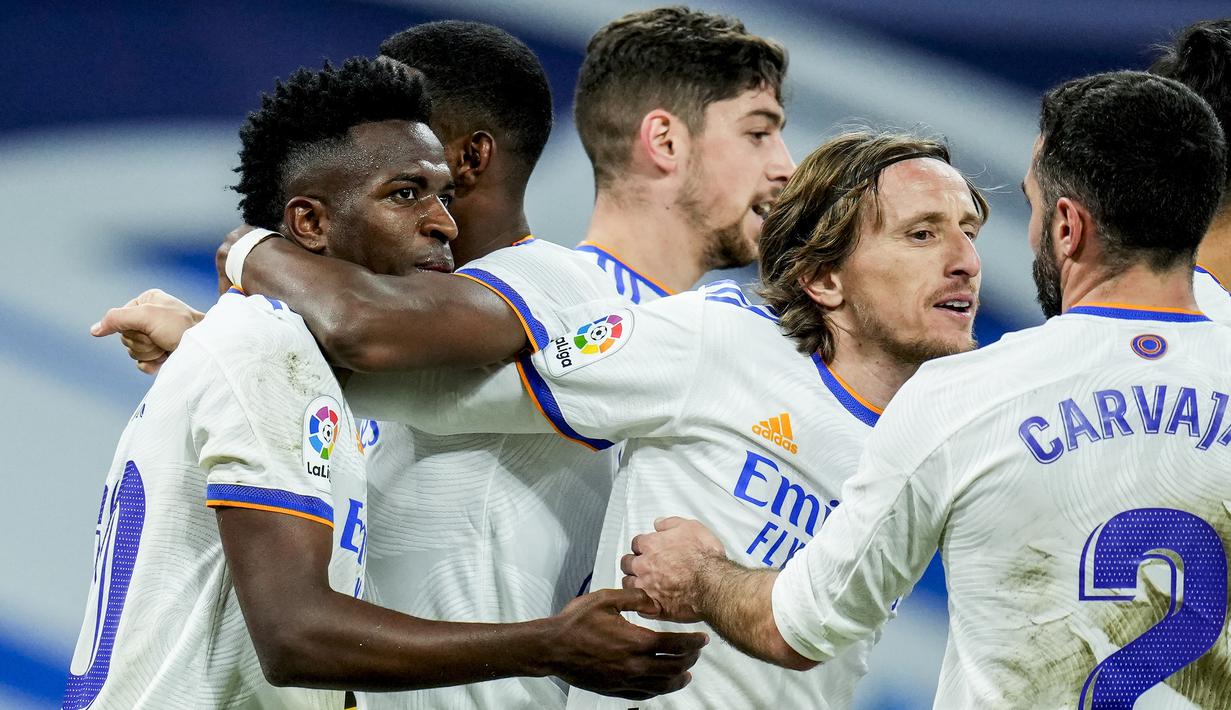 Pada menit ke-80 Real Madrid menggandakan keunggulan untuk menjauh 2-0. Gol dicetak Vinicius Junior usai menerima umpan Karim Benzema setelah kerja sama apiknya dengan Marco Asensio. (AP/Manu Fernandez)