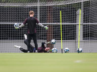 Dua kiper Timnas Jerman U-17, Max Schmitt (kanan) dan Louis Babatz melakukan latihan menjelang laga final Piala Dunia U-17 2023 di Lapangan Kota Barat, Solo, Kamis (30/11/2023). (Bola.com/Bagaskara Lazuardi)