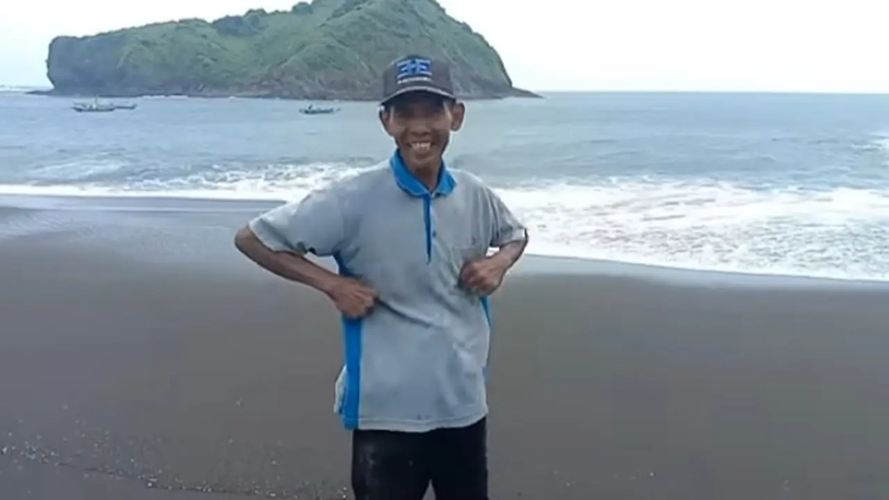Salah Satu Saksi Mata Suro memperagakan korban bergandengan saat terseret ombak Pantai Payangan Jember (Istimewa).