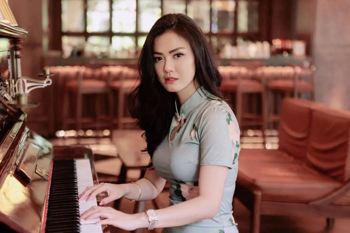 Jelang Hari Raya Imlek, Ini Potret Nita Gunawan dengan Cheongsam yang Menawan