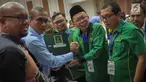 Sekjen PPP kubu Romahurmuziy (Romi) Arsul Sani menyerahkan berkas ke anggota Komisioner KPU, Hasyim Ashari di Kantor KPU RI, Jakarta, Sabtu (14/10). PPP kubu Romi mengantar berkas pendaftaran peserta Pemilihan Umum 2019. (Liputan6.com/Faizal Fanani)