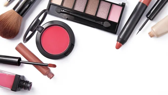 9 Alat Makeup Wanita yang Wajib Dibawa
