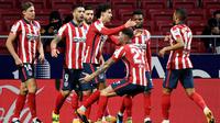 Para pemain Atletico Madrid merayakan gol yang dicetak oleh Joao Felix ke gawang Valencia pada laga Liga Spanyol di Stadion Wanda Metropolitano, Minggu (24/1/2021). Atletico Madrid menang dengan skor 3-1. (AFP/Pierre Philippe Marcou)