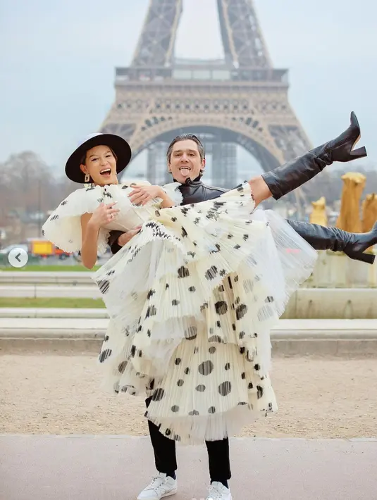 Keduanya tampak kompak, dengan nuansa monokrom yang tak pernah membosankan. [Foto: Instagram/ carolinaphoto_paris]