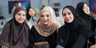Ashanty kembali mencuri perhatian publik lewat penampilan anggunnya saat menghadiri kajian bersama sejumlah sahabat, seperti Nagita Slavina, Tya Ariestya, Paula Verhoeven, dan lainnya.  [@ashanty_ash].