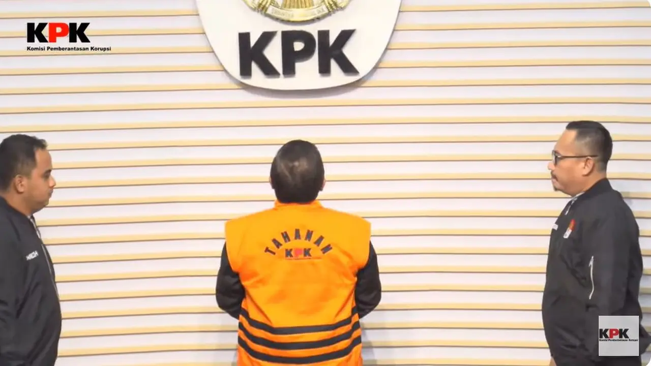Sekretaris Jenderal PDI Perjuangan atau Sekjen PDIP Hasto Kristiyanto mengenakan rompi oranye usai diperiksa KPK, Kamis (20/2/2025).