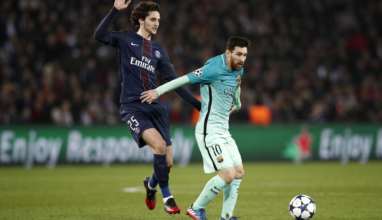 Bintang FC Barcelona, Lionel Messi (kanan) melewati hadangan pemain Paris Saint Germain, Adrien Rabiot pada babak 16 besar Liga Champions di Parc des Princes Stadium, Paris (14/2/2017). Barcelona kalah 0-4.  (EPA/Yan Valat)