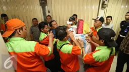 Pedagang mengemasi barangnya saat dilakukan pengosongan di Pasar Blok F Tanah Abang, Jakarta, (4/5). Pengosongan dilakukan karena pemilik kios tidak membayar kewajiban PHP yang berakhir sejak 2012. (Liputan6.com/Immanuel Antonius)