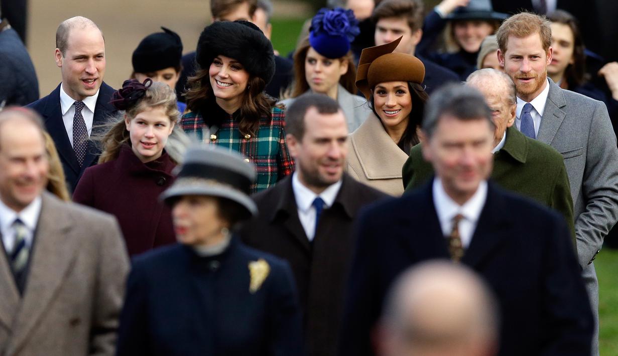 Pangeran William bersama sang istri, Kate Middleton serta Pangeran Harry dan sang tunangan, Meghan Markle menghadiri tradisi pelayanan gereja di hari Natal Kerajaan Inggris di Gereja St. Mary Magdalene, Sandringham, Senin (25/12). (AP/Alastair Grant)