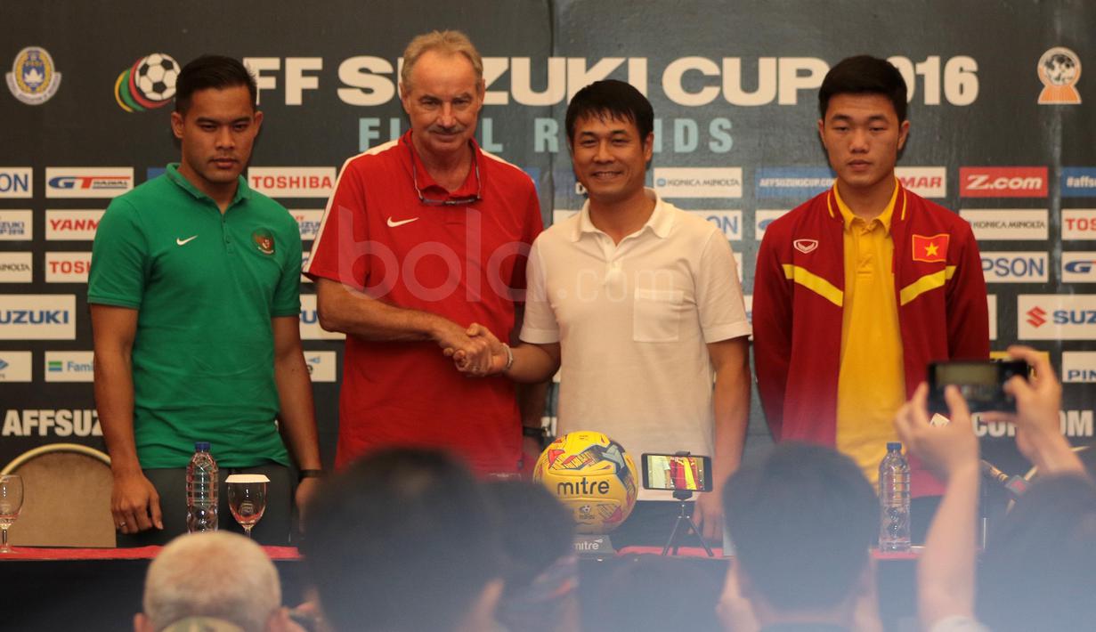 Andritany, Alfred Riedl, Nguyen Huu Thang, dan pemain Vietnam, Luong Xuan Truong saat mengikuti press conference di Aston Hotel, Sentul, (2/12/2016). (Bola.com/Nicklas Hanoatubun)