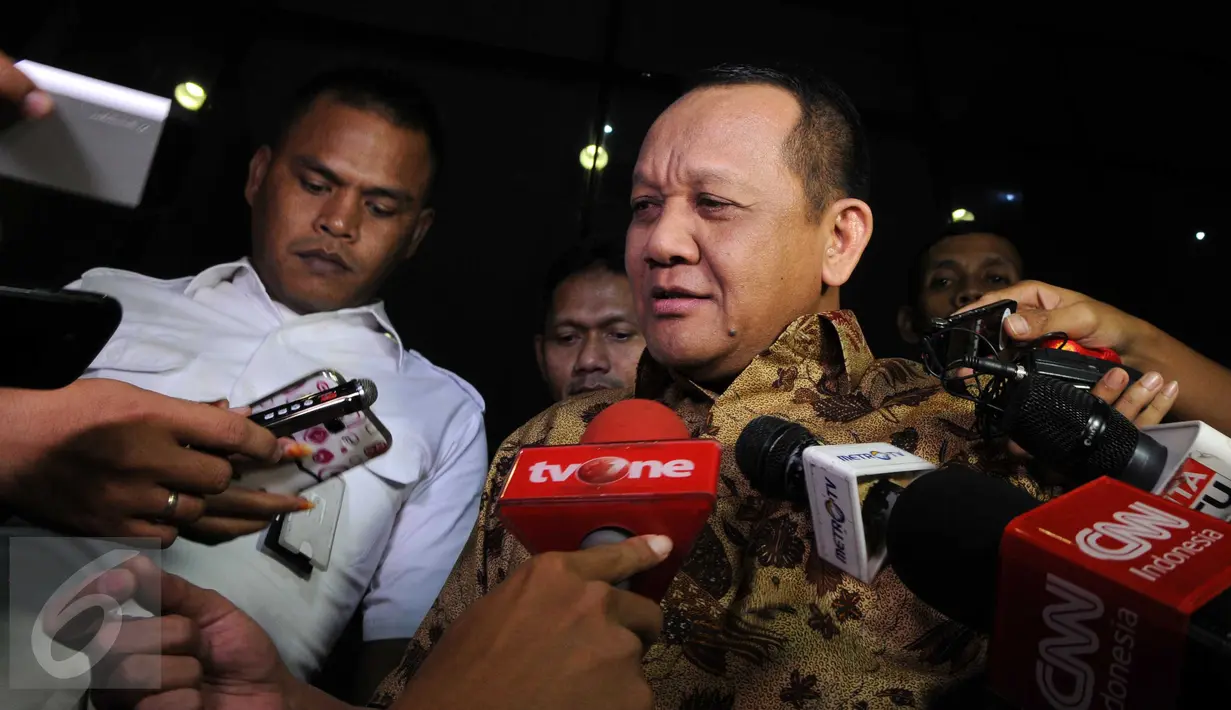 Sekretaris Mahkamah Agung (MA) Nurhadi selesai menjalani pemeriksaan terkait dugaan suap Kasubdit Perdata MA Andri Tristianto Sutrisna di Gedung KPK, Jakarta, Selasa (8/3/2016). Nurhadi diperiksa KPK selama 10 jam. (Liputan6.com/Helmi Afandi)