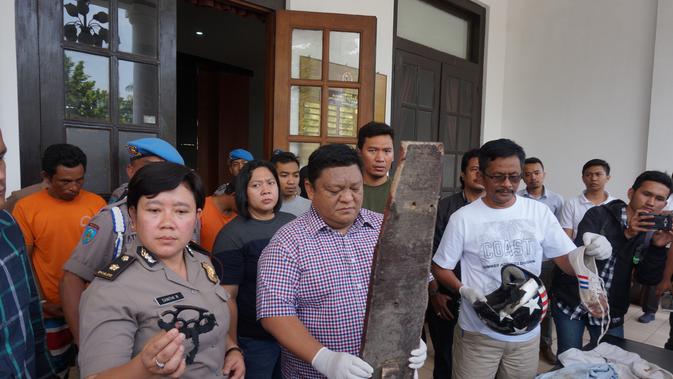Polisi memperlihatkan alat bukti pengeroyokan suporter Persija Jakarta. (Liputan6.com/Huyogo Simbolon)