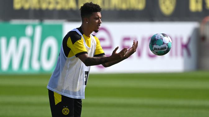 Pemain Borussia Dortmund, Jadon Sancho, saat memimpin sesi latihan di Dortmund Bracker Training Ground, Dortmund, Selasa (4/8/2020). Skuat Borussia Dortmund mulai jalani sesi latihan pramusim kompetisi Bundesliga 2020/2021. (AFP/Ina Fassbender)