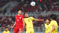 Pemain Timnas Indonesia U-19, Kadek Arel Priyatna (kiri) berduel udara dengan pemain Malaysia U-19, Muhamad Ridzwan Bin Rosli saat laga semifinal Piala AFF U-19 2024 di Stadion Gelora Bung Tomo, Surabaya, Sabtu (27/07/2024). (Dok. PSSI)