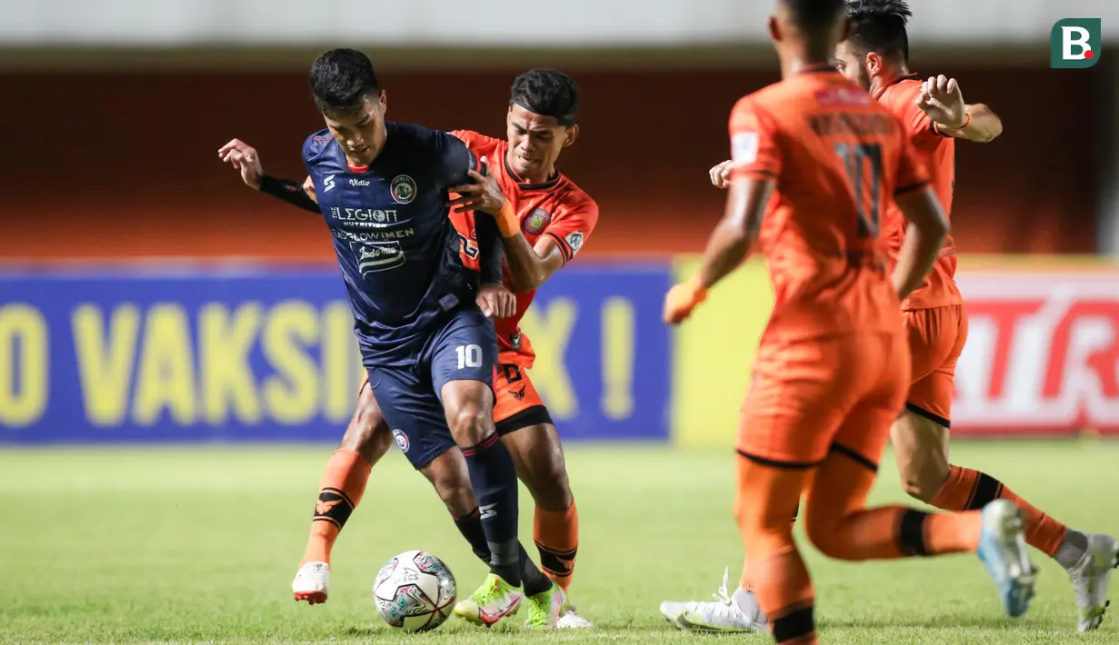 Tendangan tinggi nan melengkung dilepaskannya dari sisi kiri jauh lapangan dan coba dijemput oleh Dedik Setiawan. Namun, bola tak terjangkau dan justru meluncur masuk ke gawang dan tidak sempat dihalau oleh kiper Persiraja, Fakhrurrazi Quba. (Bola.com/Bagaskara Lazuardi)