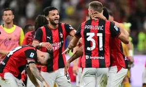 Pemain AC Milan merayakan gol yang dicetak Goncalo Ramos dalam laga koontra Venezia di giornata kedua Serie A Liga Italia yang digelar di San Siro, Sabtu (29/8/2026) dini hari WIB. AC Milan menang 2-0 dalam pertandingan tersebut. (Stefano RELLANDINI / AFP)