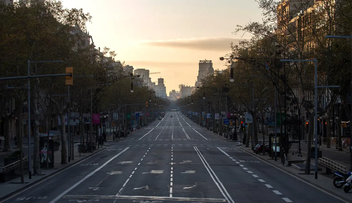 Sebuah jalan terlihat kosong di Barcelona, Spanyol, Minggu (15/3/2020). Pandemi virus corona COVID-19 membuat pemerintah Spanyol memberlakukan lockdown mulai 14 Maret 2020. (AP Photo/Joan Mateu)
