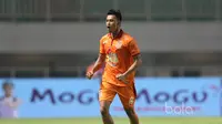 Pemain Borneo FC, Lerby Eliandry menjadi satu-satunya pemain Indonesia yang bersaing di papan atas klasemen sementara top scorer Liga 1 2017, Lerby berada pada peringkat kedua dengan koleksi tujuh gol hingga saat ini. (Bola.com/Nicklas Hanoatubun)