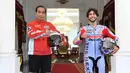 Presiden Joko Widodo berfoto dengan pembalap Gresini Racing, Enea Bastianini di Istana Merdeka, Jakarta, Rabu (16/3/2022). Para pembalap datang dengan memakai setelah baju khusus balap motor yang akan dipakai dalam Grand Prix Indonesia di Mandalika pada 20 Maret 2022 (Lukas - Biro Pers/Setpres)