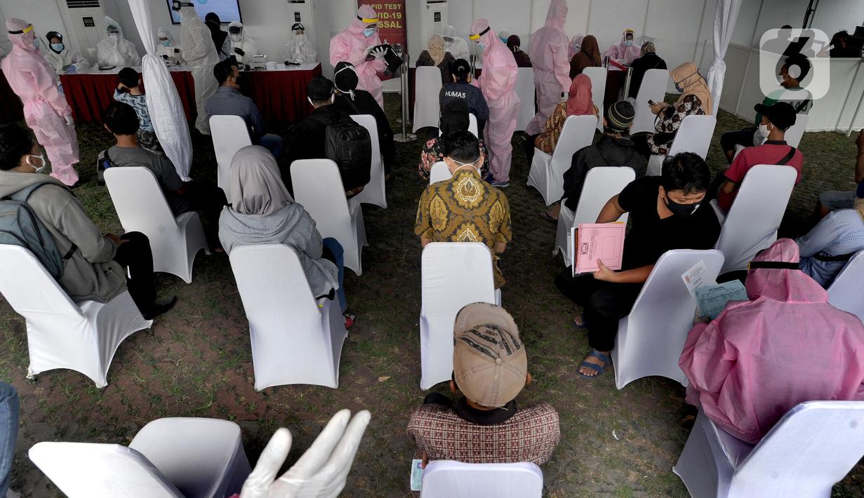 Warga antre saat mengikuti rapid test oleh BIN di Lapangan Kantor Kecamatan Pamulang, Tangerang Selatan, Banten, Kamis (2/7/2020). BIN menggelar rapid test gratis terhadap 800 warga Pamulang untuk memutus mata rantai penyebaran virus corona COVID-19. (merdeka.com/Arie Basuki)