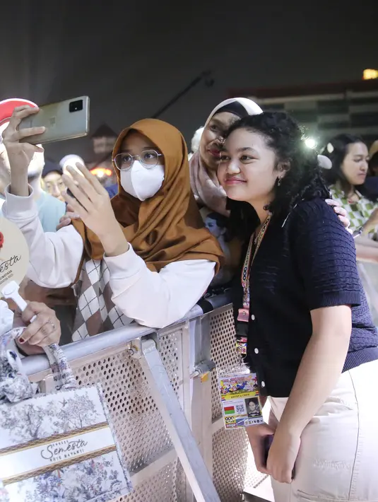 Sementara Amora Lemos yang sedang menonton ibunya mendapat sambutan hangat dari para penonton. Banyak penonton yang mengajak Amora untuk difoto ataupun mengajak foto bareng. [Foto: Bambang E Ros/Fimela.com]