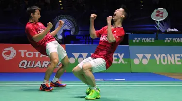 Ganda putra Indonesia, Kevin Sanjaya Sukamuljo/Marcus Fernaldi Gideon meluapkan kegembiraan setelah berhasil mengalahkan ganda putra Tiongkok, Li Junhui/Liu Yuchen pada ajang All England Open 2017 di Inggris, Minggu (12/3). (AP Photo/Rui Vieira)