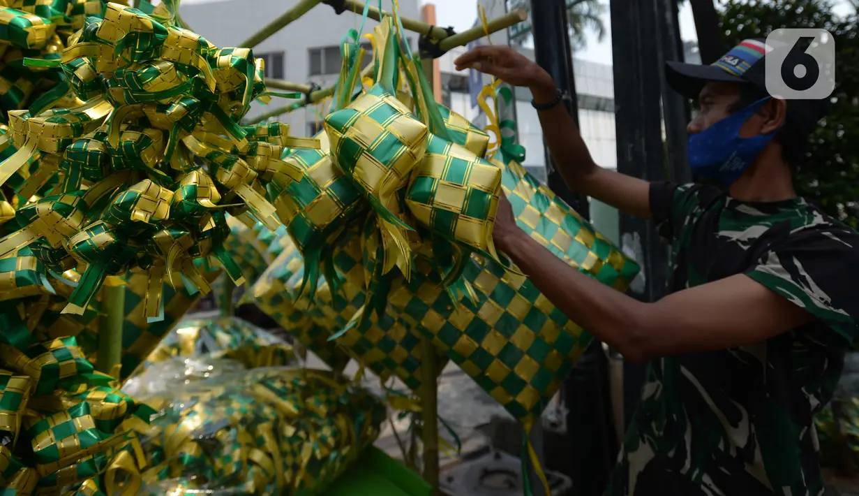 Pedagang menyiapkan barang dagangan anyaman ketupat hias di Pasar Asemka, Jakarta, Kamis (21/4/2021). Pedagang mengatakan pembeli ketupat hias ramadhan untuk hiasan parcel, dekorasi kantor dan lainnya sepi di tengah pandemi Covid-19. (merdeka.com/Imam Buhori)