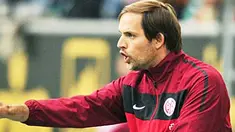 Gaya pelatih Mainz Thomas Tuchel dalam memberikan instruksi kepada para pemainnya di laga lanjutan Bundesliga melawan Wolfsburg di Wolfsburg, 28 Agustus 2010. AFP PHOTO / JOHN MACDOUGALL 