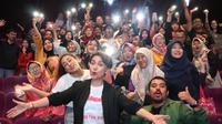 Widyawati bersama sejumlah penonton usai menyaksikan film Mahasiswi Baru