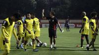 Pelatih Bhayangkara FC, Paul Munster, memberikan arahan kepada pemainnya saat latihan di Stadion PTIK, Jakarta, Jumat (18/10). Jelang hadapi Tira Persikabo, Bhayangkara latihan tertutup. (Bola.com/Yoppy Renato)