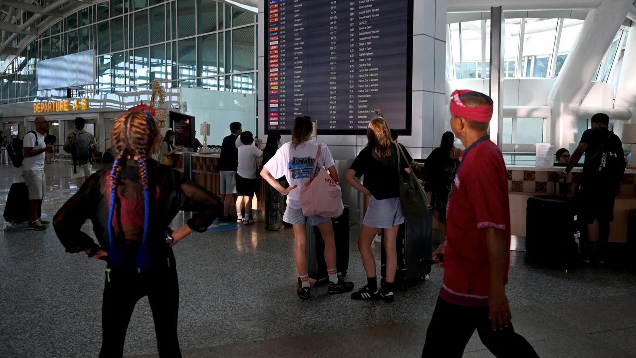 Suasana Bandara Ngurah Rai terdampak letusan Gunung Lewotobi Laki-Laki