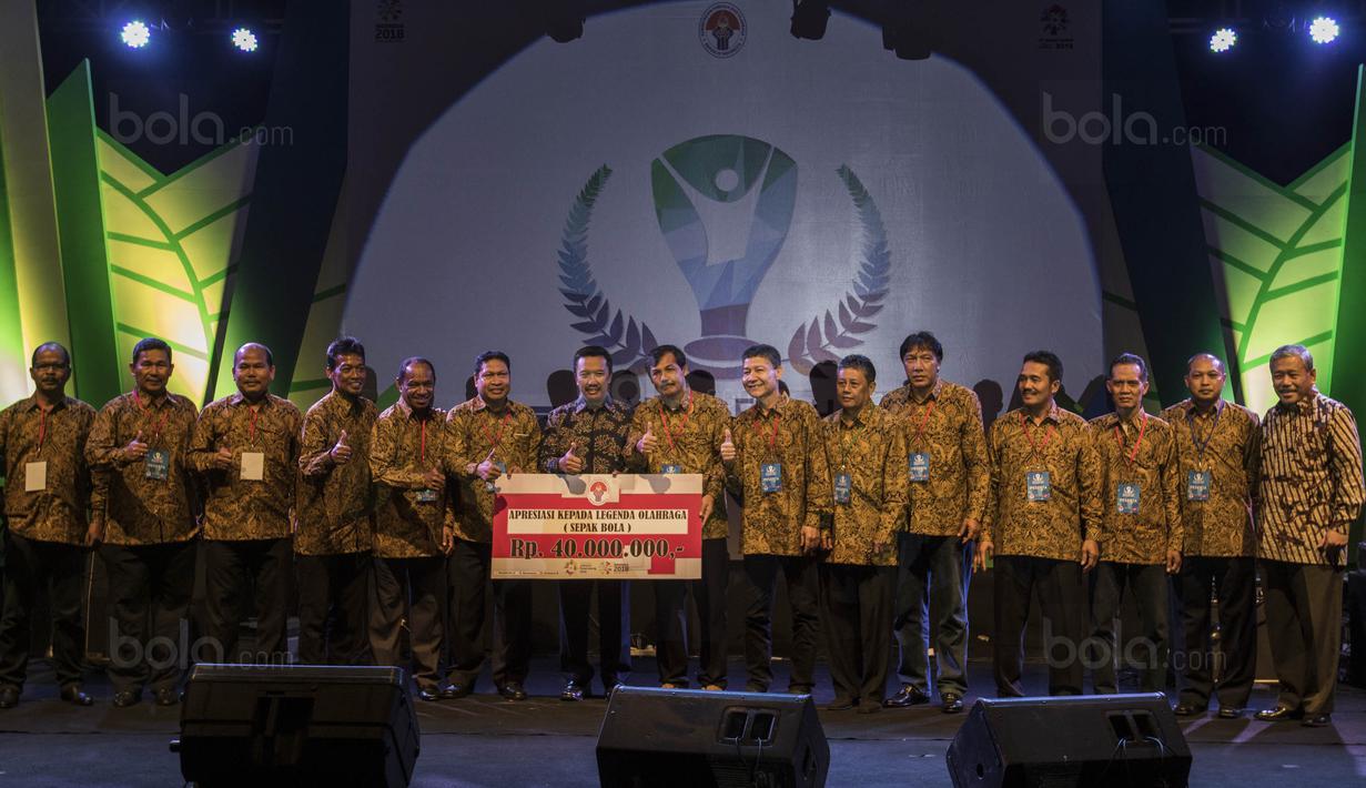 Menpora, Imam Nahrawi, foto bersama para legenda sepak bola Indonesia saat Anugerah Leganda Olahraga di Hotel Bidakara, Jakarta, Rabu (13/12/2017). Sebanyak 286 atlet masing-masing mendapatkan 40 juta rupiah. (Bola.com/Vitalis Yogi Trisna)