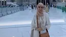 Najwa Shihab terlihat anggun saat mengenakan hijab. Perempuan yang akrab disapa Nana memang terlihat anggun saat pakai hijab di Tanah Suci. Momen Nana saat laksanakan ibadah umrah ini tuai atensi dari publik. (Liputan6.com/IG/najwashihab)
