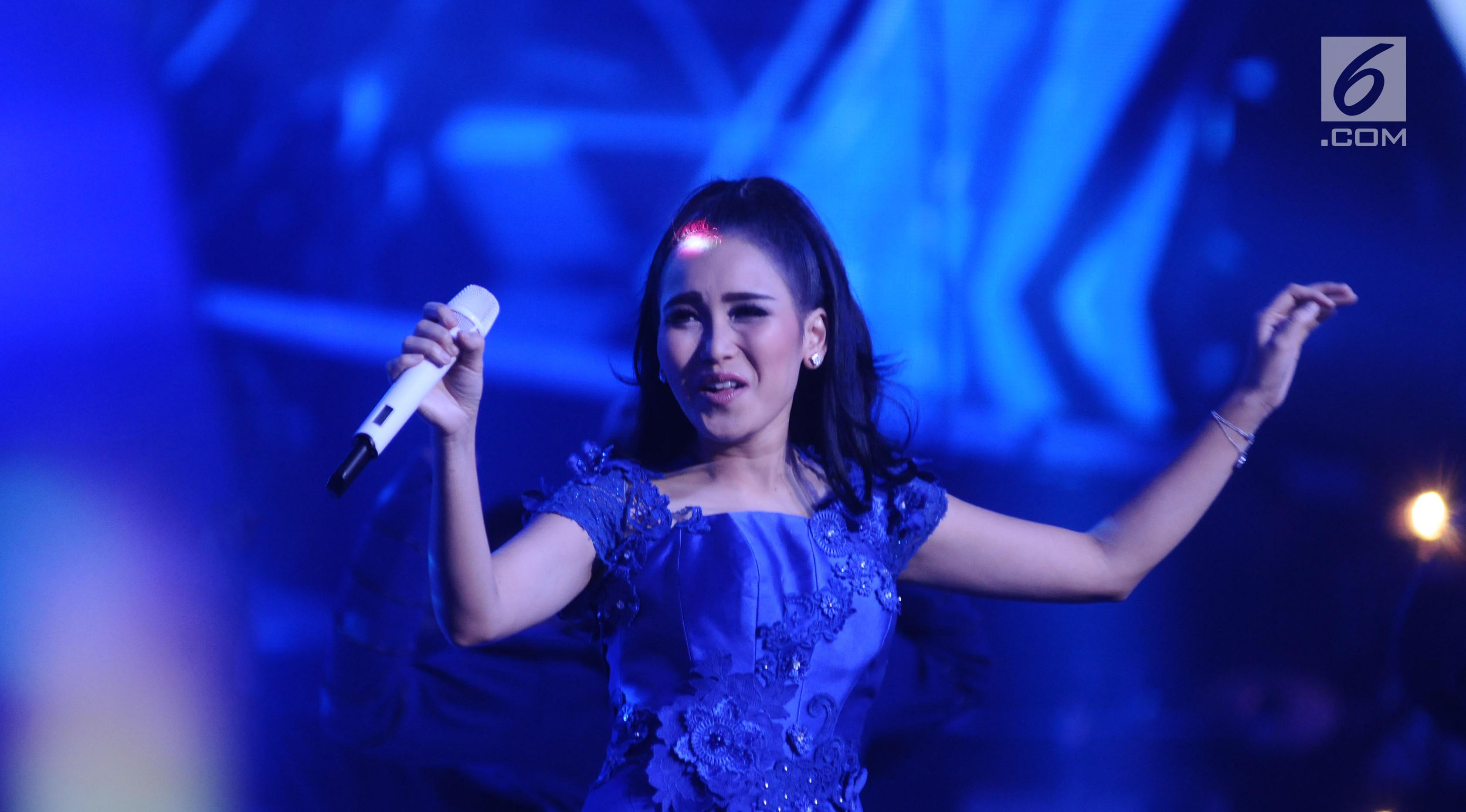 Pedangdut Ayu Ting Ting saat menghibur penonton pada perayaan HUT Indosiar ke-23 di Jakarta Convention Center (JCC), Kamis (11/1). Ayu Ting Ting dan Zaskia Gotik membawakan lagu sambalado dan tarik selimut. (Liputan6.com/Helmi Fithriansyah)